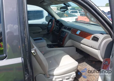 2010 Chevrolet Suburban 1500 Lt1 z USA, uszkodzony, nr VIN 1GNUCJE02AR101116